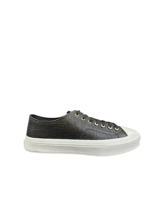 Planet Luxury Brands siyah deri erkek sneaker, kalın beyaz tabanlı ve yuvarlak burunlu tasarım.