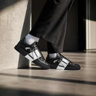 Planet Luxury Brands imzalı, siyah deri, beyaz logo detaylı ve kalın tabanlı Valentino Garavani erkek sneaker