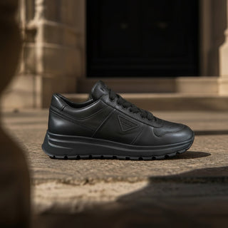 Planet Luxury Brands siyah deri bağcıklı kadın sneaker, kalın kauçuk tabanlı ve yan logo detaylı İtalyan tasarımı