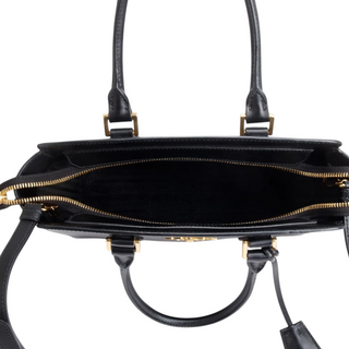 Planet Luxury Brands siyah Saffiano dana derisi tote çanta, altın fermuar detaylı ve geniş iç hacimli üstten görünüm