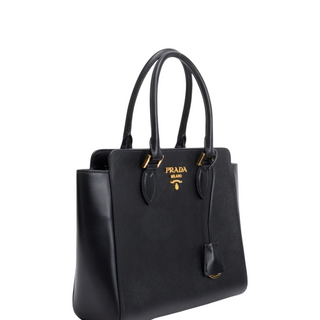 Planet Luxury Brands siyah Saffiano dana derisi Prada tote çanta, altın logo detaylı ve fermuarlı iç cepli tasarım.