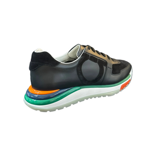 Planet Luxury Brands siyah renkli, kalın tabanlı ve yan kısmında logo detayı bulunan İtalyan yapımı erkek sneaker