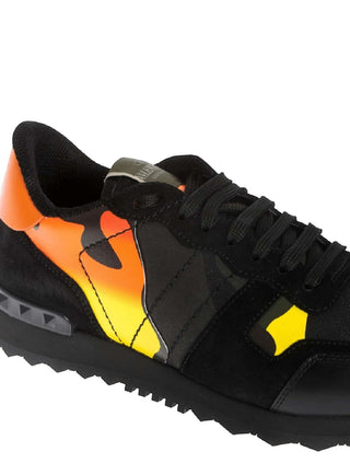 Planet Luxury Brands Valentino Garavani siyah kamuflaj desenli, turuncu detaylı kauçuk tabanlı erkek sneaker
