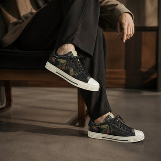 Planet Luxury Brands siyah renkli, kelebek desenli, kalın kauçuk tabanlı ve yuvarlak burunlu erkek sneaker ayakkabı.
