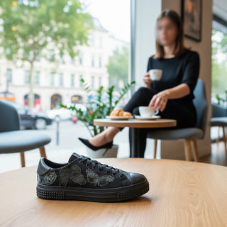 Planet Luxury Brands siyah kelebek desenli kalın tabanlı erkek sneaker, yuvarlak burunlu ve kauçuk tabanlı tasarım.