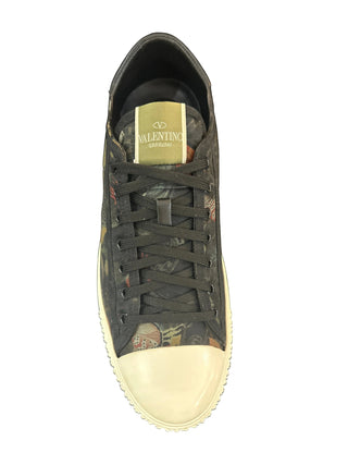 Planet Luxury Brands siyah renkli, kelebek desenli, yuvarlak burunlu ve kalın kauçuk tabanlı erkek sneaker ayakkabı.