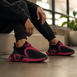Planet Luxury Brands imzalı, siyah ve pembe renkli, modern tabanlı, bağcıklı kadın spor ayakkabı modeli.