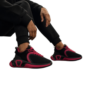Planet Luxury Brands imzalı, siyah ve pembe renkli, modern tabanlı, bağcıklı kadın spor ayakkabı modeli.