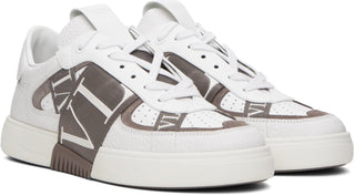 Planet Luxury Brands Valentino VL7N beyaz deri erkek sneaker, yan kısımlarında ikonik logo bant detaylı spor ayakkabı.