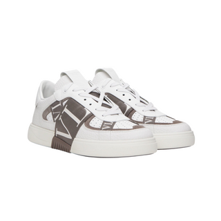 Planet Luxury Brands Valentino VL7N beyaz deri erkek sneaker, yan kısımlarında ikonik logo bant detaylı spor ayakkabı.