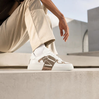 Planet Luxury Brands Valentino VL7N beyaz deri erkek sneaker, yan kısımlarında kontrast logo detaylı bantlar ile.