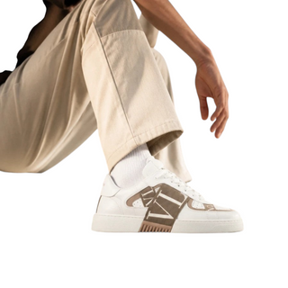 Planet Luxury Brands Valentino VL7N beyaz deri erkek sneaker, yan kısımlarında kontrast logo detaylı bantlar ile.