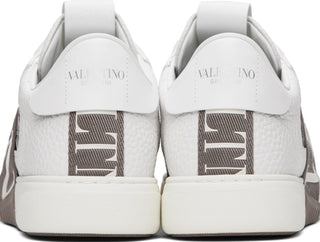 Planet Luxury Brands Valentino VL7N beyaz deri erkek sneaker ayakkabıların arka topuk ve logo detaylı görünümü