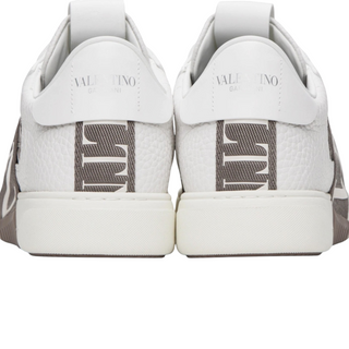 Planet Luxury Brands Valentino VL7N beyaz deri erkek sneaker ayakkabıların arka topuk ve logo detaylı görünümü