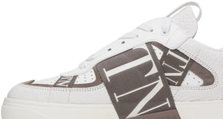Planet Luxury Brands Valentino beyaz deri erkek sneaker, üzerinde markanın imza logo detaylı bantları bulunur.