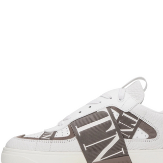 Planet Luxury Brands Valentino beyaz deri erkek sneaker, üzerinde markanın imza logo detaylı bantları bulunur.