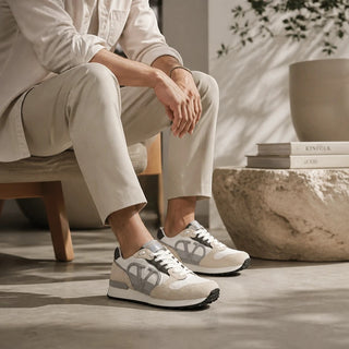 Planet Luxury Brands Valentino V logo detaylı, bej ve beyaz renkli, dolgulu bilek yapısına sahip erkek sneaker modeli