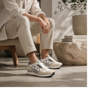 Planet Luxury Brands Valentino V logo detaylı, bej ve beyaz renkli, dolgulu bilek yapısına sahip erkek sneaker modeli