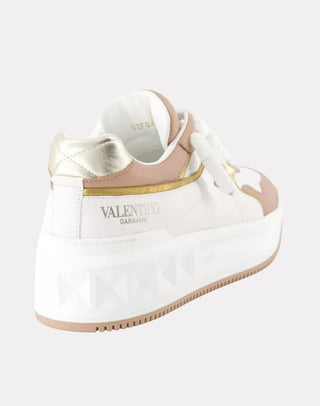Planet Luxury Brands Valentino Garavani One Stud XL beyaz deri kadın sneaker, altın detaylı ve kalın tabanlı tasarım
