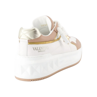 Planet Luxury Brands Valentino Garavani One Stud XL beyaz deri kadın sneaker, altın detaylı ve kalın tabanlı tasarım