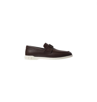 Planet Luxury Brands Valentino Garavani kahverengi deri erkek loafer, ön kısımda marka toka ve topukta zımba detayı.