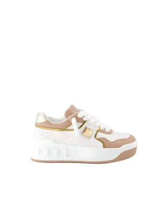 Planet Luxury Brands Valentino Garavani One Stud XL beyaz ve bej renkli, kalın tabanlı, deri kadın sneaker modeli