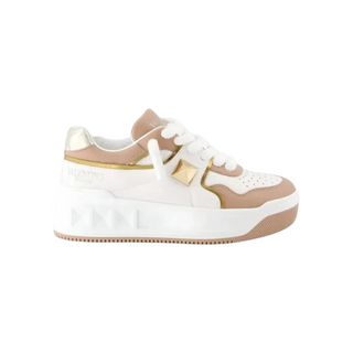Planet Luxury Brands Valentino Garavani One Stud XL beyaz ve bej renkli, kalın tabanlı, deri kadın sneaker modeli