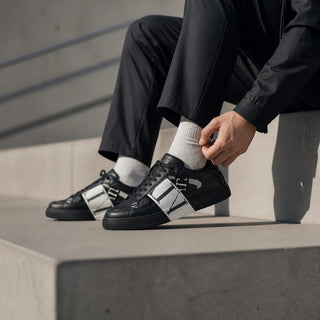 Planet Luxury Brands Valentino Garavani siyah deri erkek sneaker, beyaz logo detaylı ve kalın tabanlı tasarım