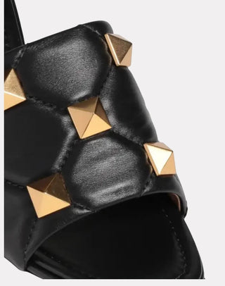 Planet Luxury Brands imzalı, altın metal zımba detaylı siyah deri Valentino Garavani terlik