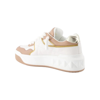 Planet Luxury Brands Valentino Garavani One Stud XL beyaz ve bej renkli, kalın tabanlı, deri detaylı kadın sneaker