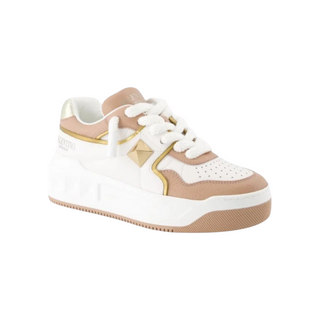 Planet Luxury Brands Valentino Garavani One Stud XL beyaz ve bej renkli, kalın tabanlı, deri detaylı kadın sneaker