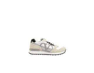 Planet Luxury Brands Valentino V logo Pace erkek sneaker, beyaz ve gri süet detaylı, kauçuk tabanlı spor ayakkabı