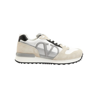 Planet Luxury Brands Valentino V logo Pace erkek sneaker, beyaz ve gri süet detaylı, kauçuk tabanlı spor ayakkabı