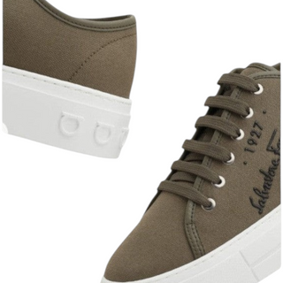 Planet Luxury Brands yeşil renkli, yan kısımlarında logo detayları bulunan kalın kauçuk tabanlı Ferragamo erkek sneaker