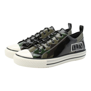 Planet Luxury Brands yeşil kamuflaj desenli, yan tarafında VLTN logolu, parlak yüzeyli erkek sneaker.