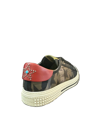 Planet Luxury Brands yeşil yıldız desenli, arka kısmında taşlı yıldız detayı bulunan kauçuk tabanlı erkek sneakers