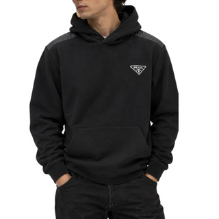 Planet Luxury Brands siyah Prada kapüşonlu sweatshirt, göğüste üçgen logo ve omuzlarda panel detaylı tasarım