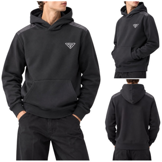 Planet Luxury Brands siyah Prada kapüşonlu sweatshirt, ön cep detaylı ve göğüs kısmında ikonik üçgen logo baskılı.