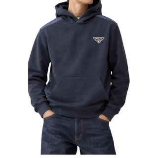Planet Luxury Brands lacivert Prada kapüşonlu sweatshirt, göğüste üçgen logo ve omuzda Re-Nylon panel detaylı