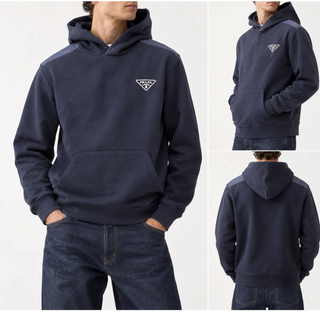 Planet Luxury Brands lacivert Prada kapüşonlu sweatshirt, Re-Nylon panelli, göğüste üçgen logolu ve kanguru cepli